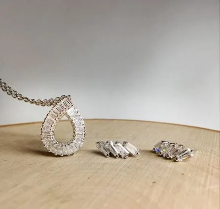 The use of clean lines and futuristic geometric forms were signature characteristics in Art Deco rings, reflecting the bold spirit of the roaring 20s. Today’s reimagined baguette CZ/diamond designs have transformed a vintage element to modern and chic statement pieces. #primeartjewel #jewelrymaker #jewelryblog #jewelrytrend #trendingjewelry #baguettejewelry #baguettediamond #gemstone #jewelrydesign  The Plumb Club CHARLOTTE, AL