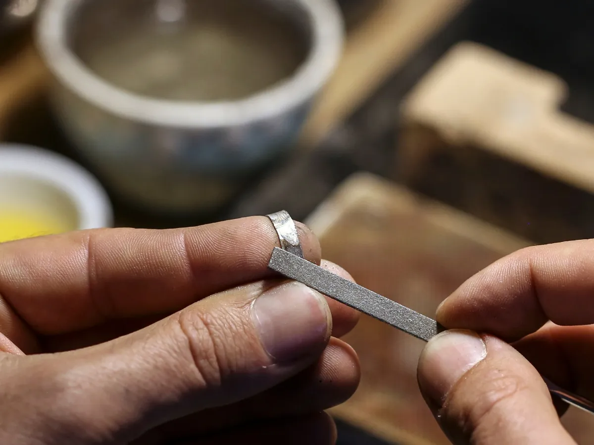 Techniques Jewelers Use to Remove Scratches From Rings