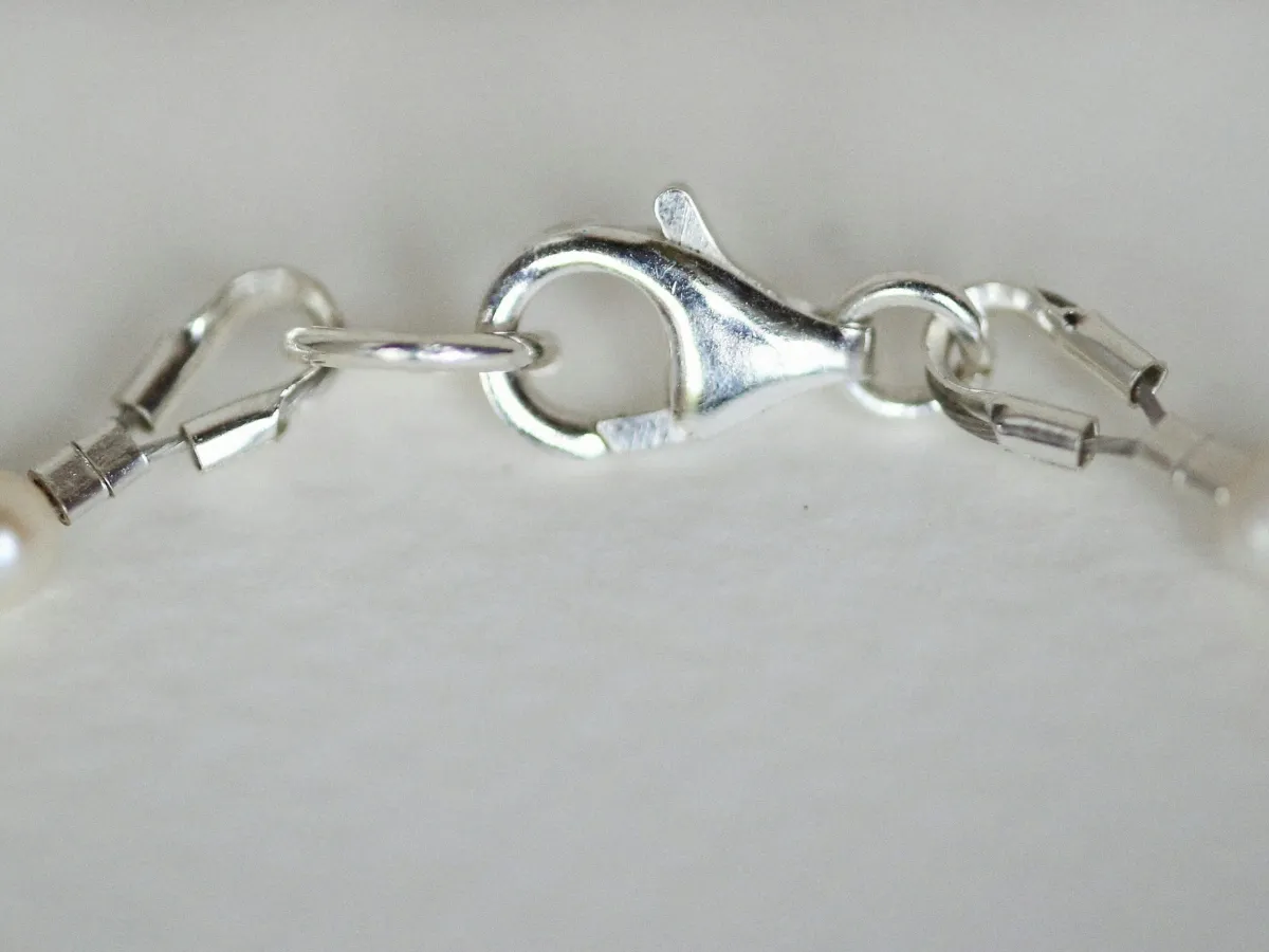Silver lobster clasp pearl necklace.