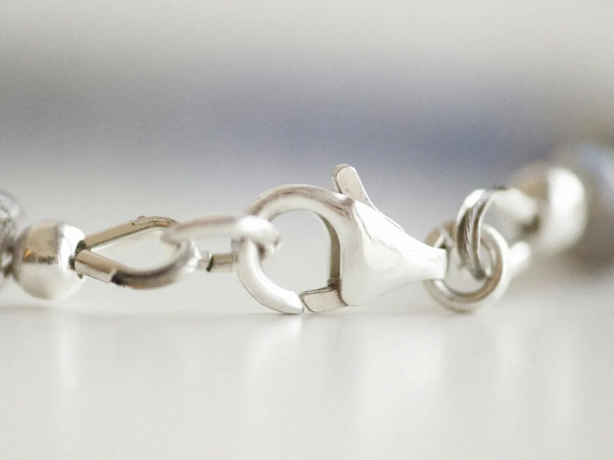 Silver lobster clasp beaded bracelet.