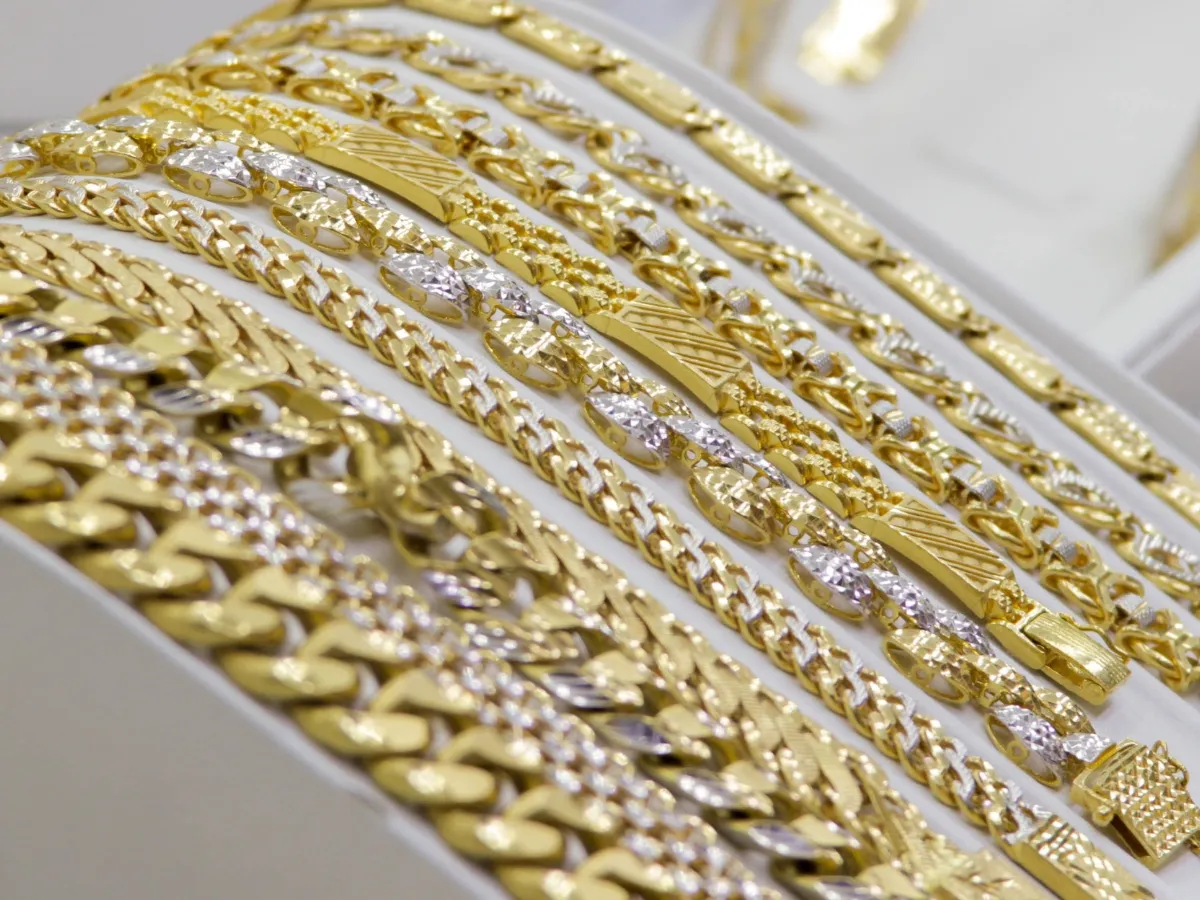 White Gold vs. Yellow Gold vs. Platinum: A Comparison for Bridal Jewelry Choices