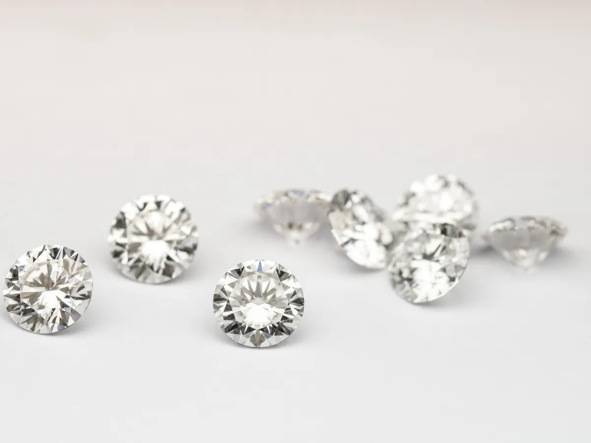 Round cut loose white diamonds.