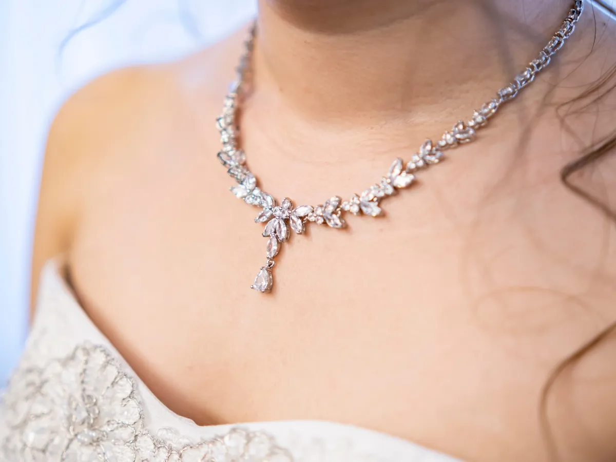 Classic vs. Trendy Bridal Jewelry: A Guide to Timeless Choices