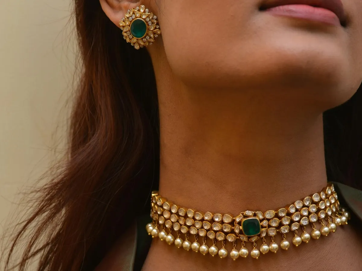  Traditional gold choker with emerald.
