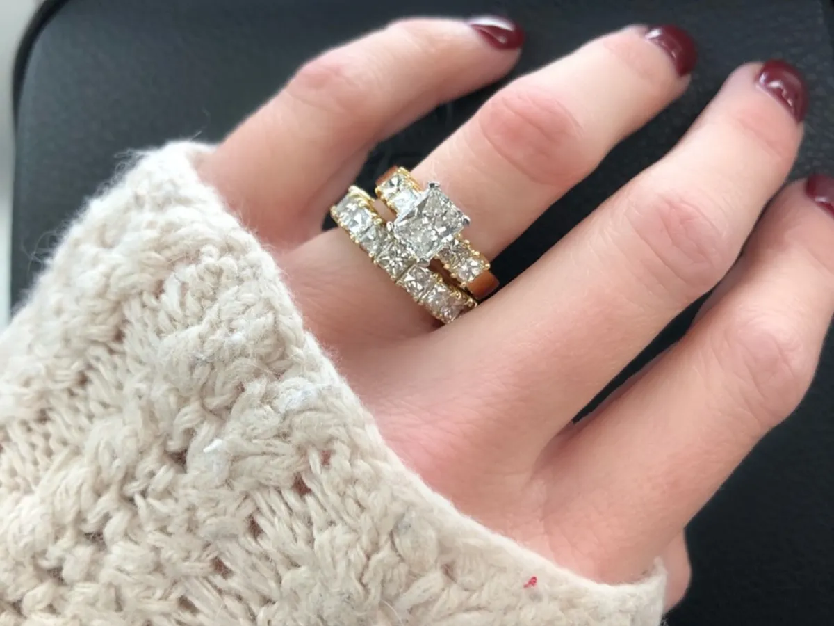 Custom Engagement Rings: A Comparison of Bespoke and Ready-Made Options