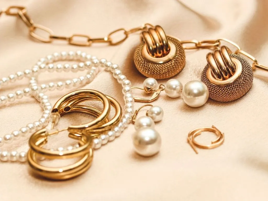 Wedding Day Jewelry: Styling Necklaces, Earrings, and Bracelets for the Perfect