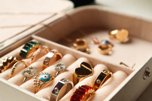 Read article: Cleaning, maintenance, and storage of jewelry