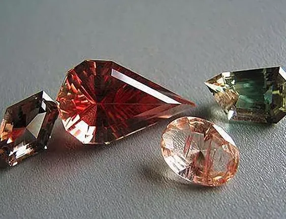 Read article: Copper-Flecked Inclusions Give Oregon Sunstones Their Unique &#8216;Schiller&#82