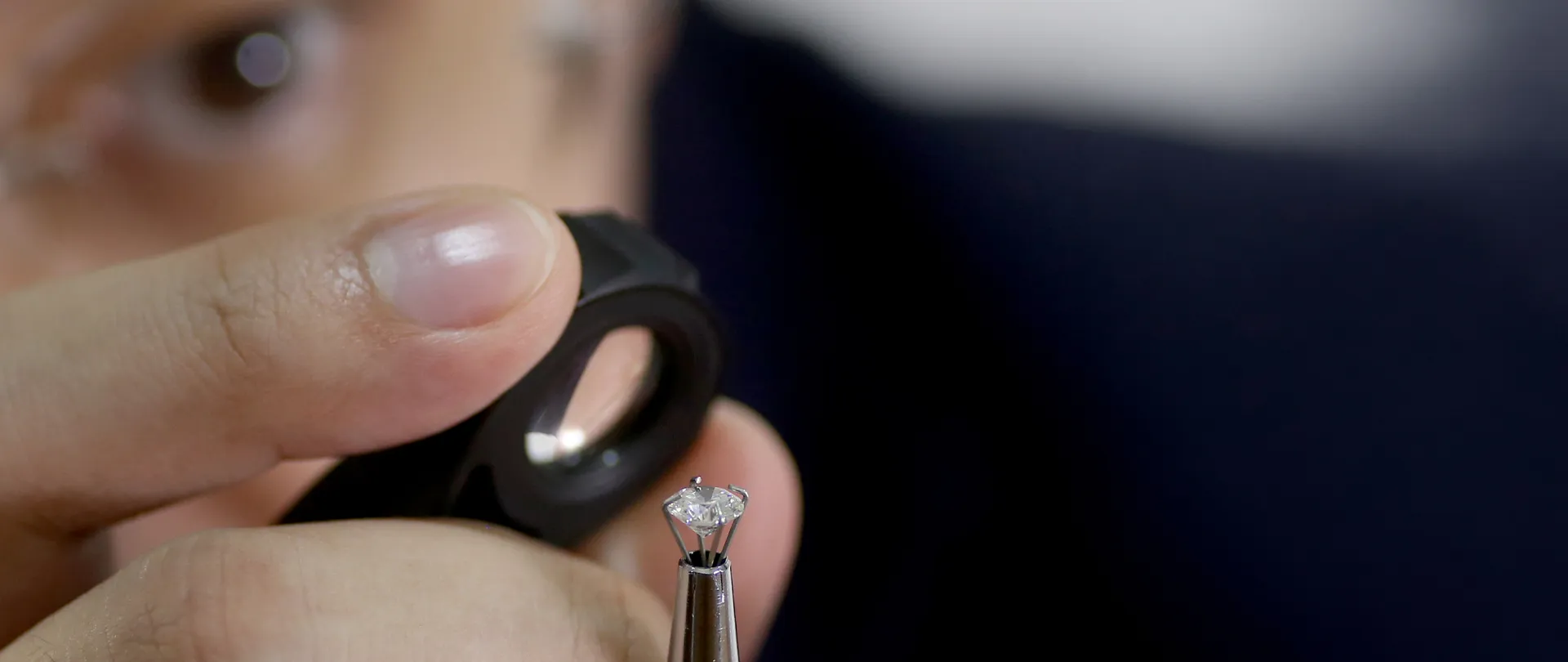 Round diamond carat size comparison from half carat to five carats